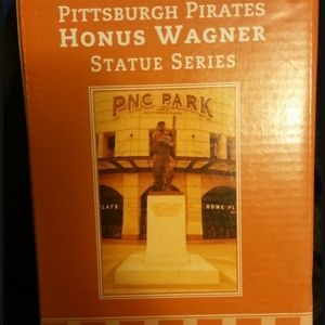 NEW HONUS WAGNER STATUE